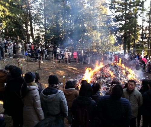 仙台東照宮のどんと祭ですよ。