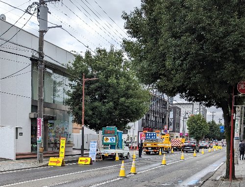 宮町通りで自転車帯の塗装と補修工事中です